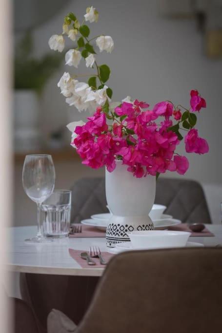 Pame Rentals - Cozy Glyfada Stay With Free Parking Athén Kültér fotó
